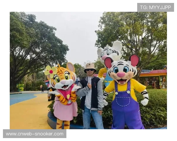 球迷cosplay球队吉祥物,赛场气氛欢乐 球迷cosplay球队吉祥物,赛场气氛欢乐